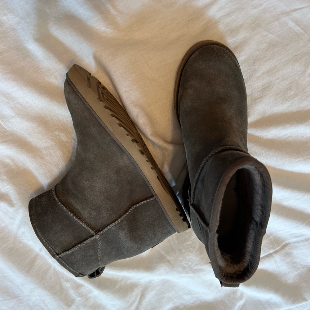 Re-poshing these beauties. Too small.